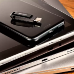 כונן אחסון נייד 1TB קומפקטי לגיבוי קבצים וחיבור משולב USB-C ו-USB-A מבית SanDisk