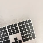 מקלדת מקורית Apple Magic Keyboard Numeric עם Touch ID וטעינת USB-C שחור - יבואן רשמי