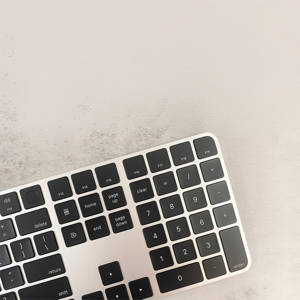 מקלדת מקורית Apple Magic Keyboard Numeric עם Touch ID וטעינת USB-C שחור - יבואן רשמי